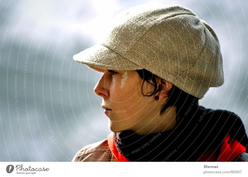 profil ruhig Porträt Frau Mütze Gegenlicht Gesicht vertraut Baseballmütze Unschärfe Mund Ohrringe Freiheit nah Perspektive kappe Momentaufnahme