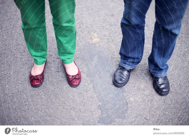 Zweisam. Mensch maskulin feminin Frau Erwachsene Mann Eltern Paar Partner Leben Fuß 2 45-60 Jahre Strumpfhose Schuhe stehen Sympathie Zusammensein Liebe