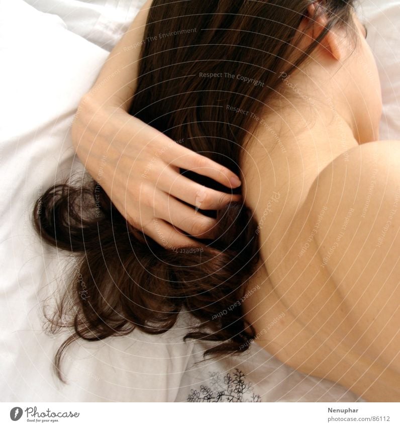 Rückwärts sensitiv zart zerbrechlich Bett Nacken weich verwundbar Hand Frau schlafen Wegsehen Wirbelsäule Schlafplatz ruhig sanft Schlafzimmer den Rücken kehren