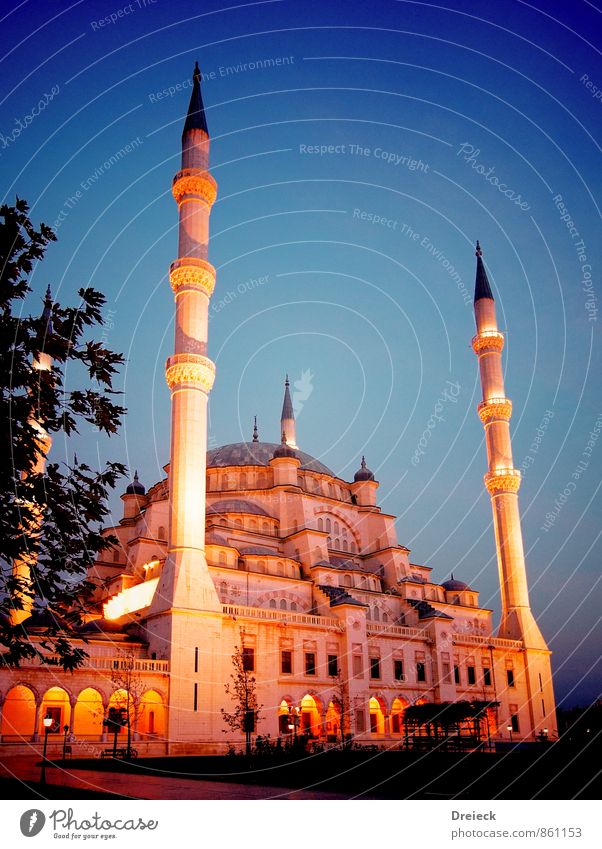 schraeg leuchtend Architektur Adana Türkei Asien Stadt Stadtzentrum Park Turm Bauwerk Gebäude Moschee Minarett Sehenswürdigkeit groß blau gelb gold Kultur