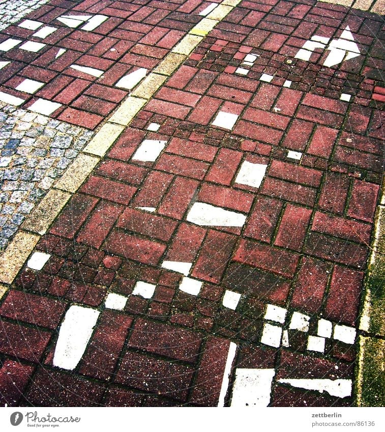 Pfeil Fußweg Bürgersteig Pflastersteine Bodenmarkierung durcheinander versetzt Puzzle chaotisch