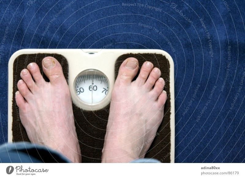 keine Sorgen Waage Gesundheit Diät Kilogramm 50 Trauer Innenaufnahme Ernährung Fuß sich wiegen zunehmen 60 70 Freude