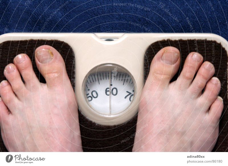 Das Leben ist schön Kilogramm Waage Gesundheit Diät 50 Trauer Innenaufnahme wiegen ungesund Verzweiflung Ernährung sich wiegen der Warheit ins Auge schauen Fuß