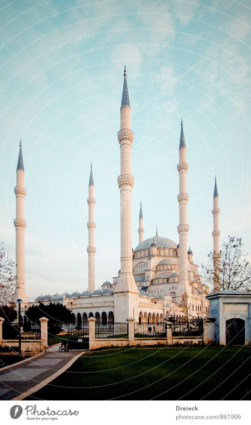 Moschee Architektur Adana Seyhan Cukurova Türkei Anatolien Asien Stadt Hauptstadt Stadtzentrum Park Bauwerk Minarett Fassade Dach Sehenswürdigkeit groß blau