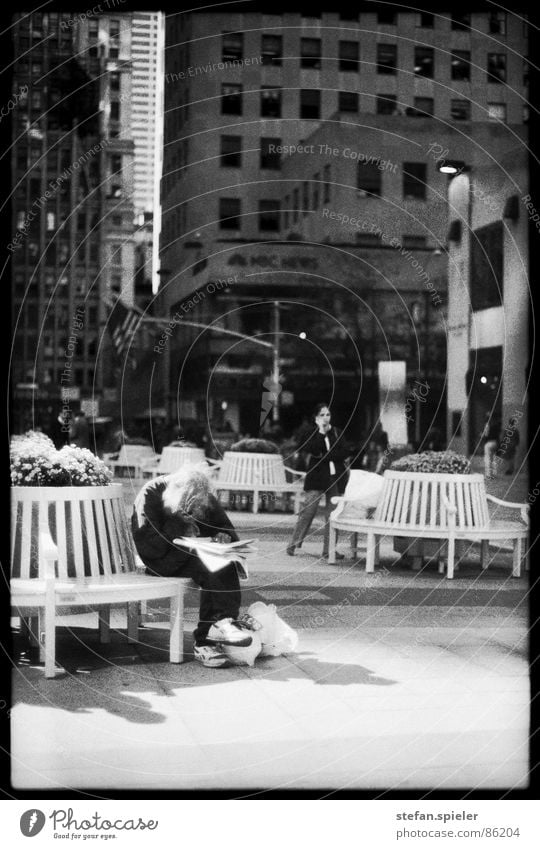 obdachlos Rockefeller Center Plaza New York City Obdachlose Bart Zeitung Armut Geldnot armselig genießen betteln Vergnügungspark Mann poor Bank kein geld