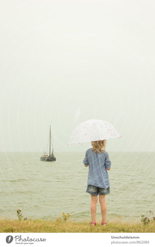 Coming home Tourismus Ferne Sommer Mensch Mädchen Kindheit Leben 1 3-8 Jahre Wetter schlechtes Wetter Regen Küste Schifffahrt Segelschiff Regenschirm beobachten