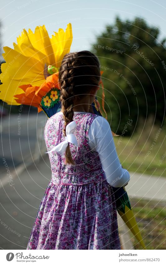 Einschulung | Blick nach vorn Schule Grundschule Schultüte feminin Kind Mädchen 1 Mensch 3-8 Jahre Kindheit Kleid Schmuck brünett langhaarig Zopf Verpackung