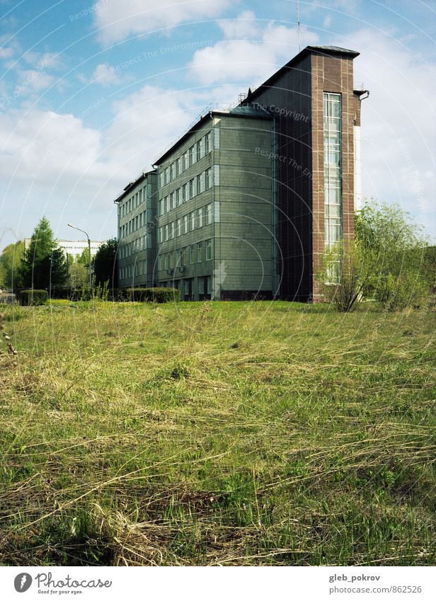 Doc #modern Pflanze Wolkenloser Himmel Sommer Baum Gras Krasnojarsk Russland Kleinstadt Industrieanlage Fabrik Gebäude Architektur Wissenschaften alt