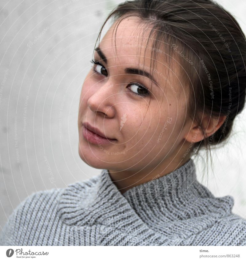 Yuliya feminin Junge Frau Jugendliche 1 Mensch 18-30 Jahre Erwachsene Pullover brünett langhaarig beobachten Lächeln schön achtsam Wachsamkeit Vorsicht
