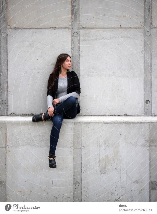 Yuliya Baustelle feminin 1 Mensch 18-30 Jahre Jugendliche Erwachsene Mauer Wand Jeanshose Jacke Accessoire Schmuck brünett langhaarig Stein Beton beobachten