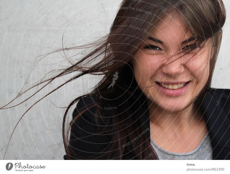 Yuliya feminin Junge Frau Jugendliche 1 Mensch 18-30 Jahre Erwachsene T-Shirt Jacke brünett langhaarig beobachten Kommunizieren Lächeln lachen Freundlichkeit