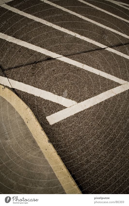 parkplatzsuche | Linienstärke Parkhaus Asphalt gelb grau schwarz graphisch Richtung Leitsystem Symbole & Metaphern Kraft gleich harmonisch stark gebraucht