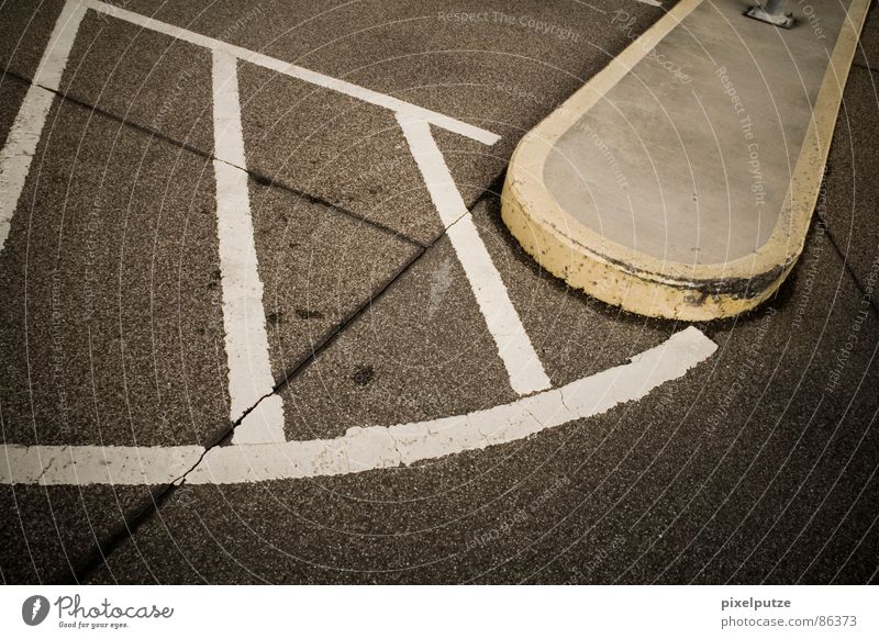 parkplatzsuche || Linienstärke Parkhaus Asphalt gelb grau schwarz graphisch Richtung Leitsystem Symbole & Metaphern Kraft gleich harmonisch stark gebraucht