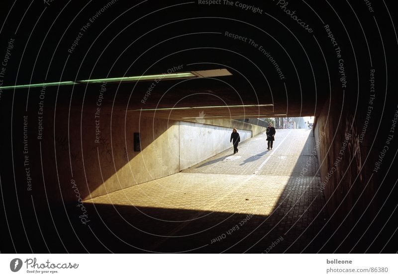 Licht und Schatten bedrohlich Tunnel Einsamkeit Fußgänger Verkehrswege Mensch Düsseldorf