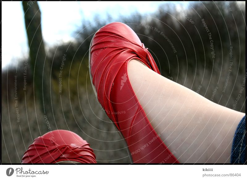 das mädchen mit den roten schuhen Schuhe schwarz Spiegel hängen Fenster Sommer Physik Außenaufnahme Selbstportrait Langeweile Bekleidung entspanung Wärme