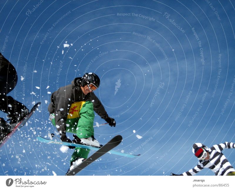 Drei[er]sprung Farbfoto Außenaufnahme Textfreiraum oben Tag Schnee Berge u. Gebirge Sport Wintersport Sportveranstaltung Skier Snowboard 3 Mensch Stiefel