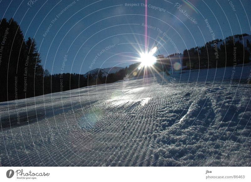 Gegenlicht Kunstschnee Eisfläche frisch Morgen Am Rand Licht Sonnenaufgang Tanne Wald schön Wintersport unverfahren die ersten Pistenrand Schnee Skipiste Glätte