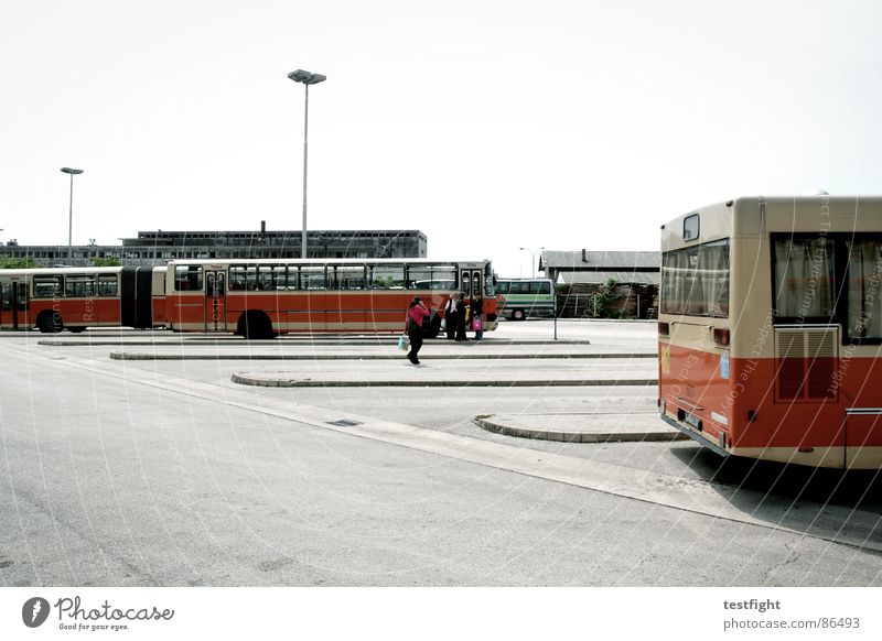 warten Rijeka Bushaltestelle Teer Asphalt Fahrzeug fahren unterwegs Süden mediterran Heimweh Fernweh Einsamkeit Stadt verloren Mensch Bahnhof driveway Busfahren