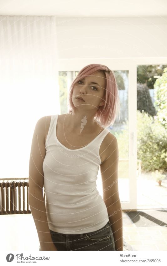Portrait einer jungen Frau mit pinken Haaren in Unterhemd in einem hellen Raum Heizkörper Junge Frau Jugendliche 18-30 Jahre Erwachsene Jugendkultur Subkultur