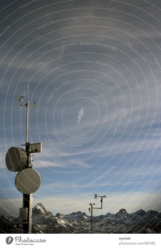 Der Gipfel der Observation Bergstation grau Windmesser Antenne Radarstation Parabolantenne beobachten Stab Plattform Aussicht Wintersport Wetter kalt frieren