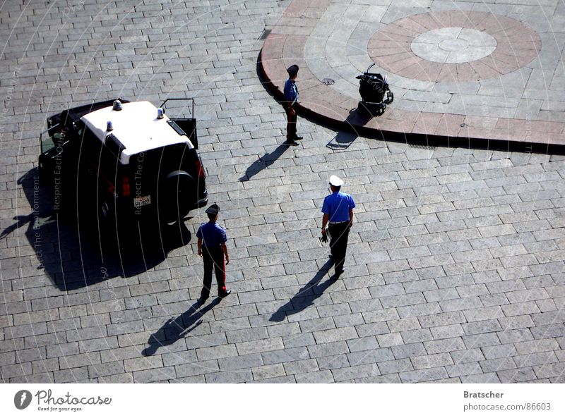 Papiere, bitte. Polizeiwagen Kriminalität Polizist Platz Terrorismus Grüne Minna Misstrauen Überwachungsstaat Marktplatz Schauplatz skeptisch G8 Gipfel