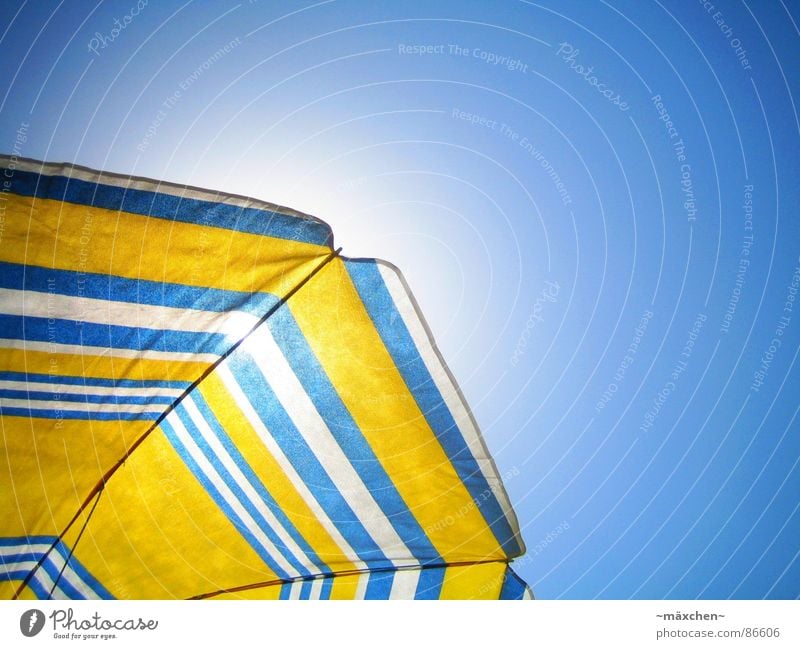 summerfeeling II Erholung Ferien & Urlaub & Reisen Sommer Sonne Sonnenbad Strand Himmel Wolkenloser Himmel Wärme genießen blau gelb weiß Sonnenschirm sun sky