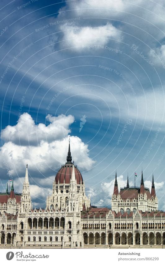 Parlament Budapest II Umwelt Luft Himmel Wolken Sommer Wetter Schönes Wetter Ungarn Stadt Hauptstadt Altstadt Haus Palast Bauwerk Gebäude Architektur Fassade