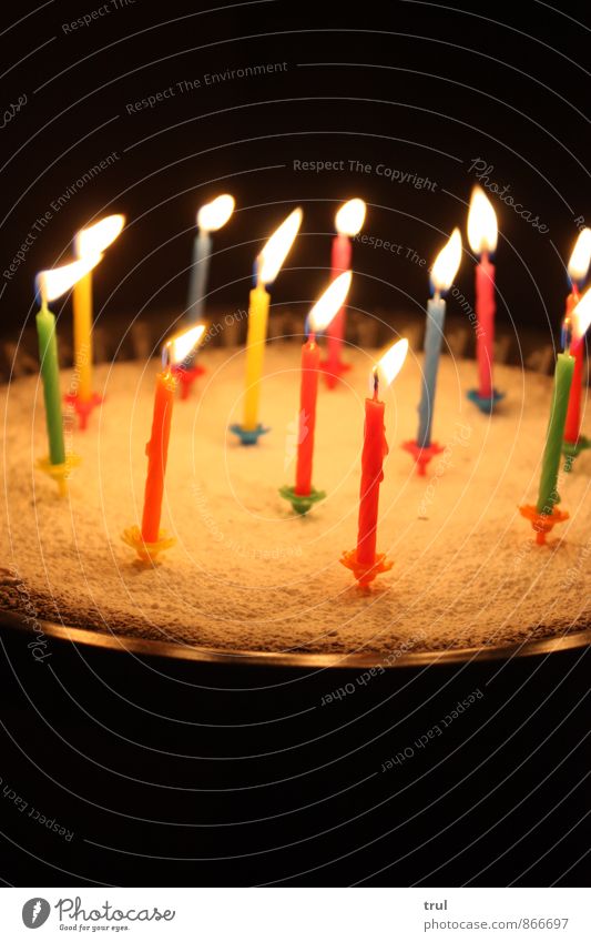 geburtstagus Feste & Feiern Geburtstag lecker blau gelb grün rosa Puderzucker Schokoladenkuchen Kerze Kerzendocht Kerzenschein leuchten Farbfoto Innenaufnahme