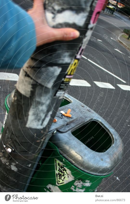 Mach mal Pause Müllbehälter Zigarettenstummel Bildausschnitt Detailaufnahme Hand warten Straßenübergang Öffentlich Ampelmast Straßenkreuzung Verkehrswege