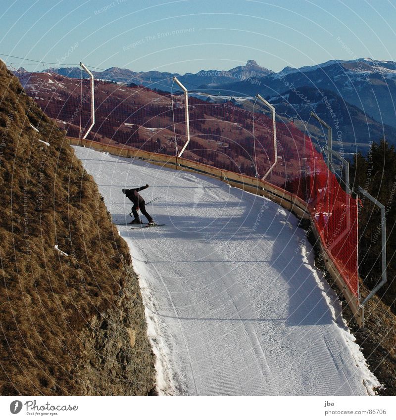 Tiefschnee? Berghang Gras Skifahrer Stock Morgen schön Wintersport verloren Schneeweg Skipiste Wege & Pfade zu warm Netz Fangnetz Schutz Aussicht