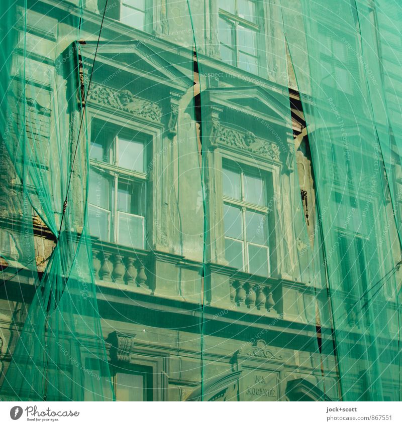 grüner planen in Prag Historismus Altstadt Fenster Hülle Ornament elegant historisch Stil Netz Sanieren Absicherung Detailaufnahme Strukturen & Formen