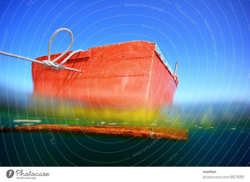 ...er hat ein knall. Wasser Himmel Wolkenloser Himmel Sonne Sommer Wetter Schönes Wetter Meer Schifffahrt Bootsfahrt Fischerboot blau gelb grün rot vertäuen Tau