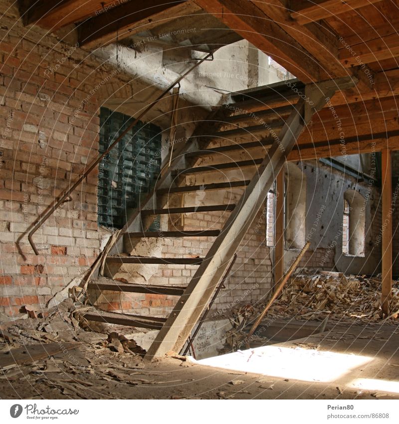 Stairs Bauschutt Licht Ruine verfallen Treppe DRI Einsamkeit Balken