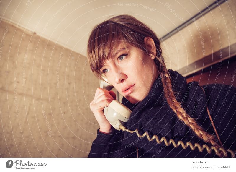 Hotline Telefon Mensch feminin Junge Frau Jugendliche Erwachsene 1 brünett blond langhaarig Zopf Kommunizieren sprechen Telefongespräch träumen Freundlichkeit
