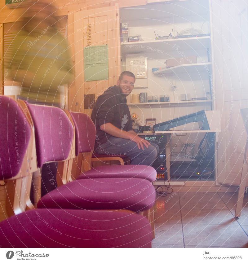 der Techniker Stuhl rot violett purpur Holz stehen Holzwand Holztür Tür Schrank Musikmischpult Bart Licht Lichteinfall Sonntag Sozialer Dienst rein