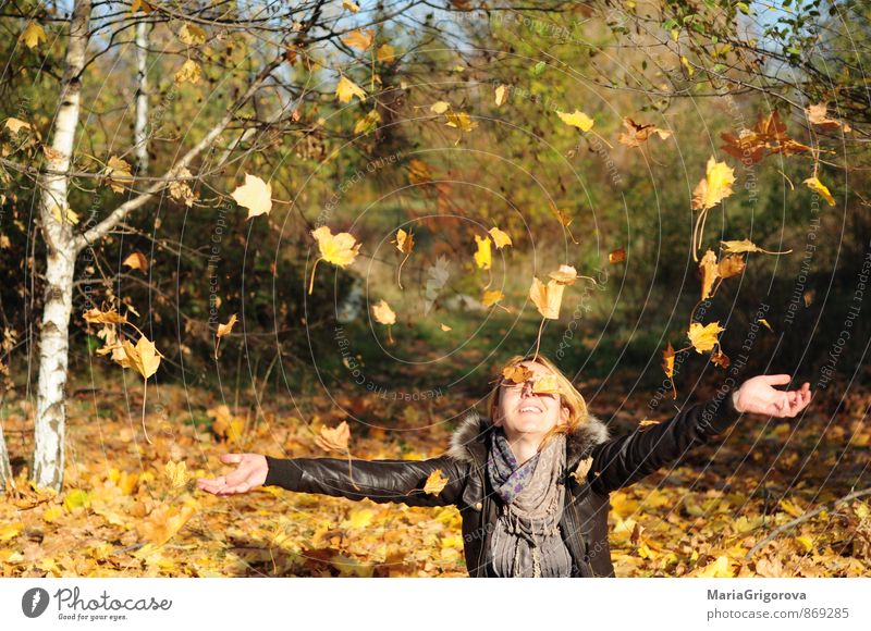 Junge Frau genießt fallende Herbstlaub im Park Lifestyle elegant Freude schön Gesundheit Freizeit & Hobby Garten Mensch Jugendliche Erwachsene Körper Kopf Hand