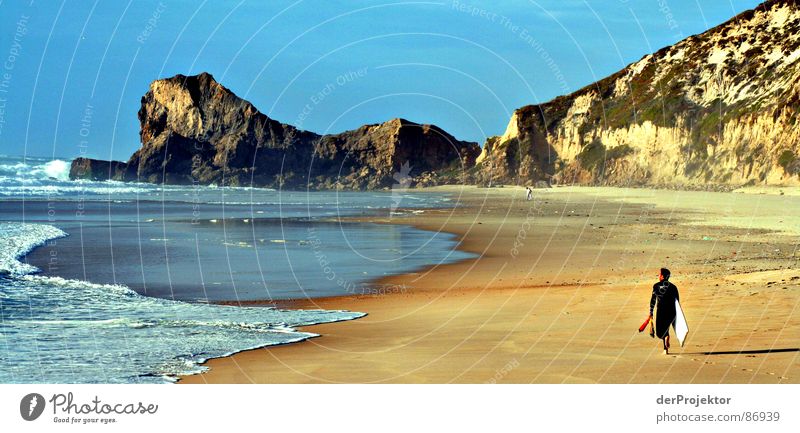 Ein Mann und das Meer Surfer Portugal Wellen gelb Herbst Küste Brandung Europa blau Sand Himmel Berge u. Gebirge Surfen