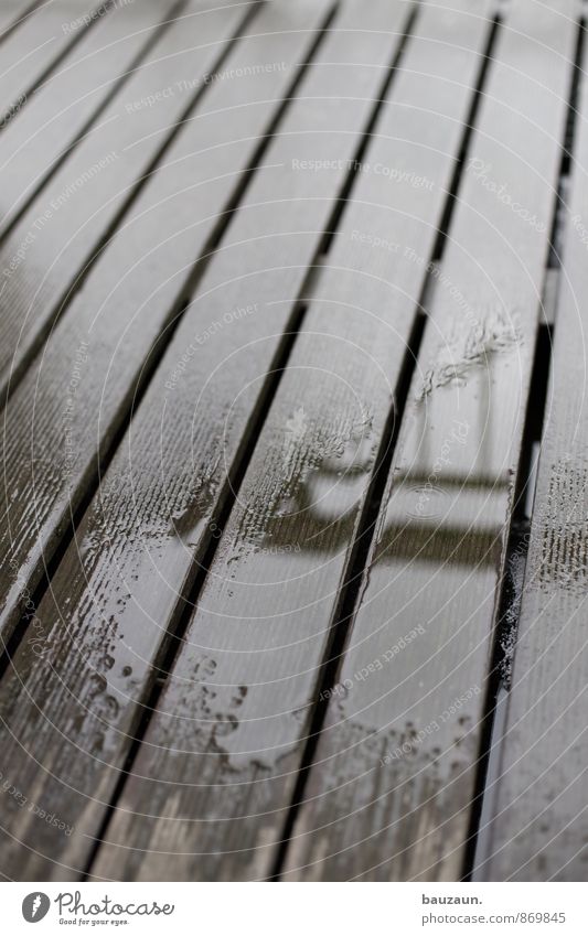 etwas regen. Klima Wetter schlechtes Wetter Regen Haus Balkon Terrasse Holz Linie Streifen lang nass entdecken Farbfoto Gedeckte Farben Außenaufnahme