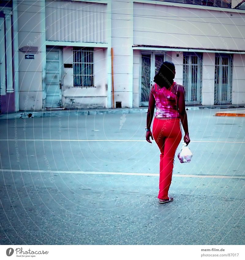 Einkaufsbummel Kubaner kaufen rot Spaziergang Plastiktüte Hinterteil Beutel Sack Gesäß Tasche Frau Cubanerin herumtrödeln Straße Beine drehen Bodenbelag
