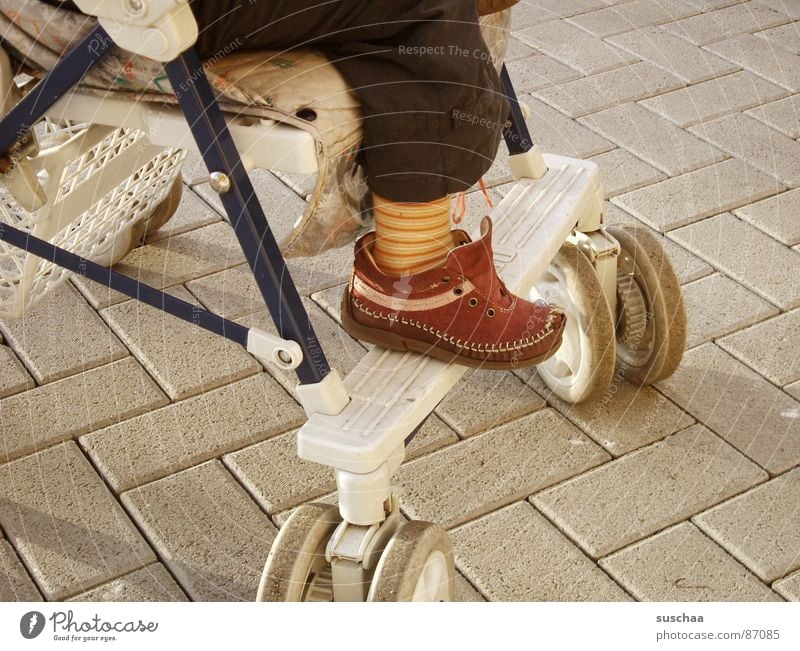 sinti-und-roma-kind Schuhe Mokassin Straßenverkehrsordnung Leder Gasse Gelenk Kleinkind rabenmutter alter kinderwagen offener schuh geringelte strumpfhose