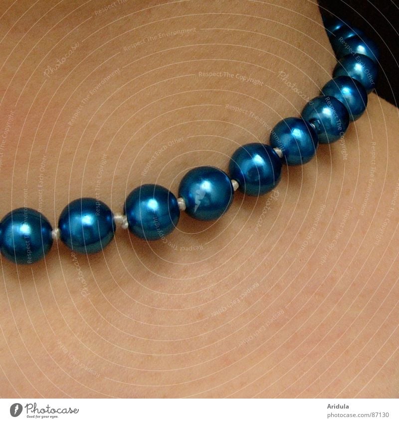 blaue perlen Schmuck rund schick schön geschmückt Halskette glänzend Reichtum Frau umhängen Perle tragen Kitsch Haut Kugel