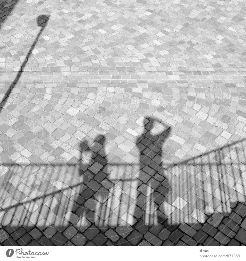 Jagdgründe Mann Erwachsene 2 Mensch Hamburg Stadtzentrum Treppe Wege & Pfade Pflastersteine Treppengeländer beobachten festhalten machen stehen Lebensfreude