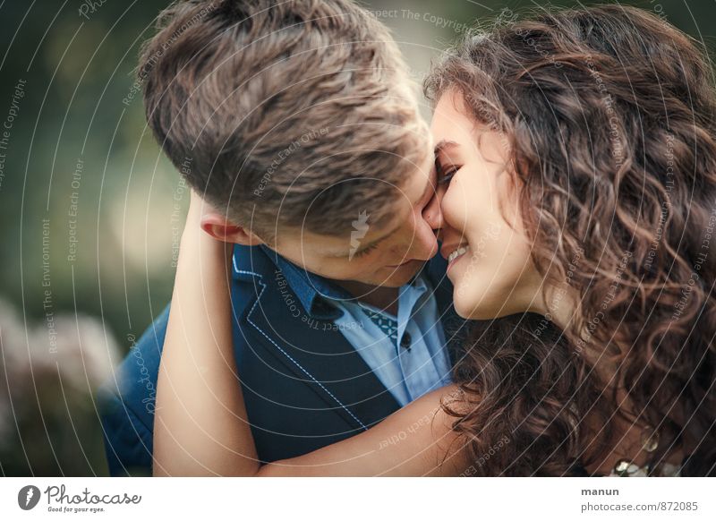 Nähe Junge Frau Jugendliche Junger Mann Paar Partner 2 Mensch 18-30 Jahre Erwachsene berühren festhalten Küssen Lächeln Liebe Glück natürlich Erotik Gefühle