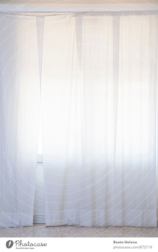 Seelenbalsam | Lichtdusche Gesundheit Sonnenbad Wohnung Haus Erholung leuchten ästhetisch hell grau weiß Leichtigkeit Schutz Vorhang Falte Lichteinfall