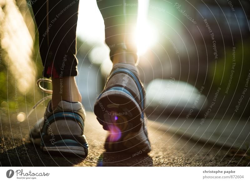 Detailaufnahme Joggingschuhe auf Straße im Gegenlicht Joggen laufen Turnschuh joggingschuhe laufschuhe sportlich Schuhe Lifestyle Gesundheit Fitness Sport