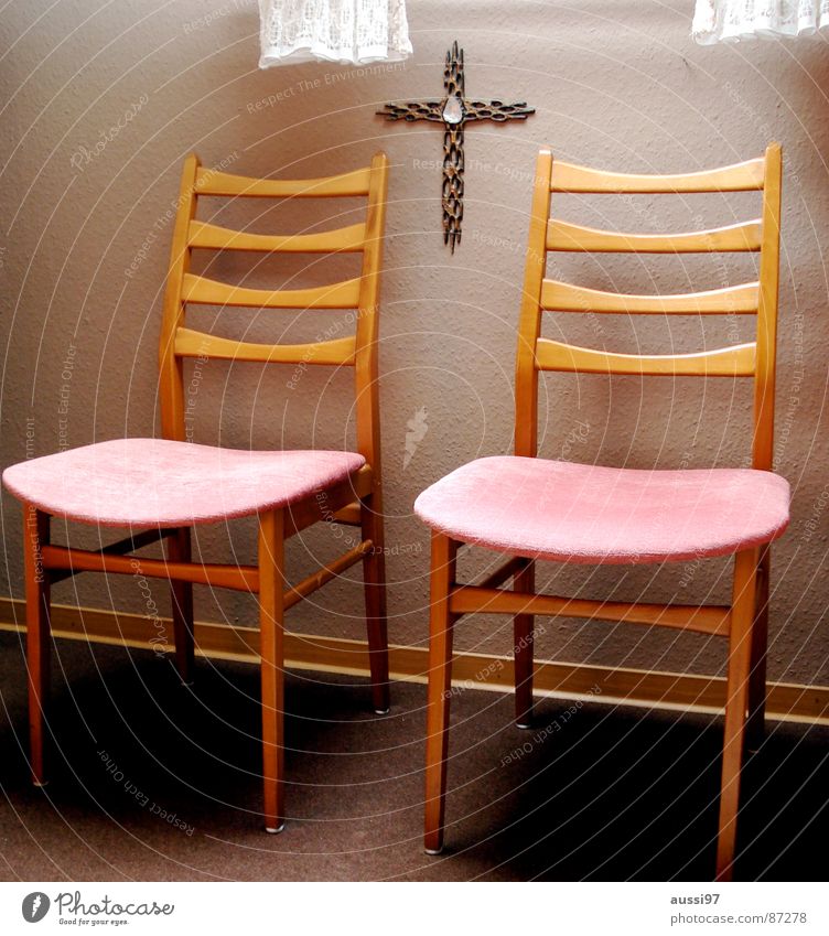 Zwischen den Stühlen Religion & Glaube rosa Stuhl Götter Vertrauen Credo Lichteinfall Spießer Gast Tapete Pflanze Meinung Gastronomie Konstruktion
