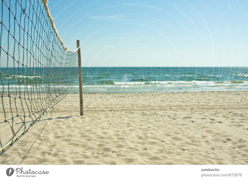 Benetzter Strand Erholung Ferien & Urlaub & Reisen göhren Horizont Küste Mecklenburg-Vorpommern Meer Ostsee Netz Volleyball Beachball Spielen Ballsport