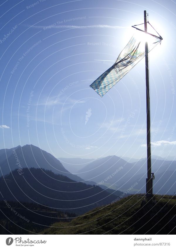 Blauberge Ferne Sonne Berge u. Gebirge Natur Landschaft Erde Luft Himmel Sonnenlicht Herbst Schönes Wetter Wind Alpen Gipfel Fahne blau Bergkette Bayern Alm
