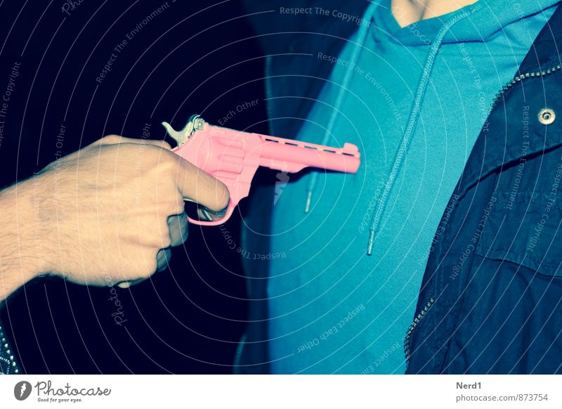 Pink Nachtleben Aggression blau rosa Feindseligkeit Rache Gewalt Waffe Farbfoto mehrfarbig Außenaufnahme Detailaufnahme Lomografie Hintergrund neutral