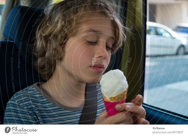 282 [im Auto Eis essen] Lebensmittel Speiseeis Süßwaren Essen Lifestyle Junge Kindheit 1 Mensch 8-13 Jahre Stadt Autofahren PKW T-Shirt Locken berühren Erholung